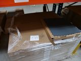 une pile de boîtes posées sur une palette