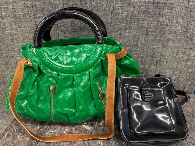 LONGCHAMP – Petit sac brides en cuir vernis noir. On y joint un g...