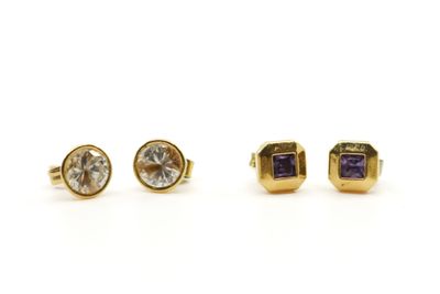 trois paires de boucles d'oreilles en or et en améthorate