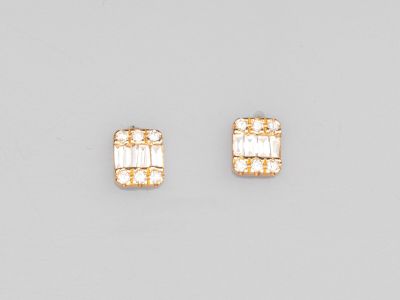 une paire de boucles d'oreilles en or ornées de pierres blanches