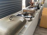 beaucoup de nourriture sur le plan de travail de la cuisine