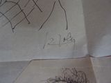 un morceau de papier sur lequel est dessiné le visage d'une femme