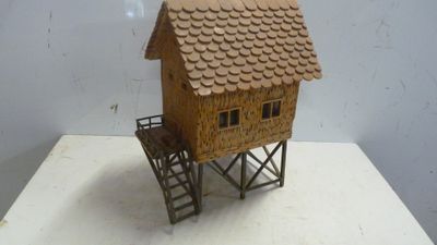 une petite maquette de maison en bois posée sur une table