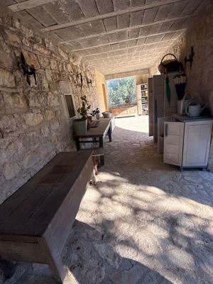 un banc en bois au milieu d'un mur de pierre
