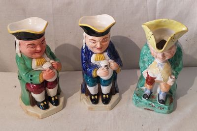 trois figurines représentant un homme et une femme assis l'un à côté de l'autre