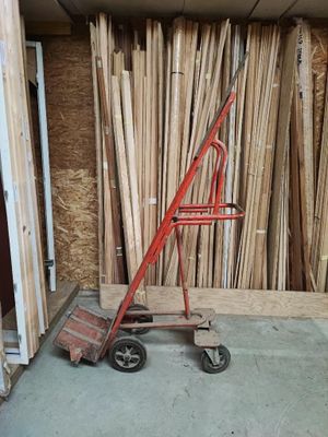un chariot posé devant un tas de bois