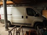 une camionnette garée dans un garage sous un toit