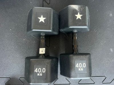 trois pions posés sur une table noire