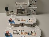 une photo montrant quelques objets posés sur une table