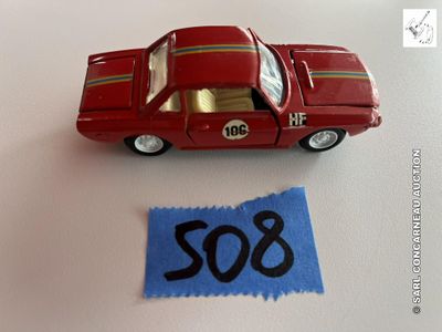 une petite voiture rouge avec un numéro dessus, à côté d'un bout de papier bleu