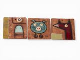 trois petits carreaux ornés de différents motifs représentant des animaux