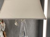 une lampe posée sur une table dans une pièce