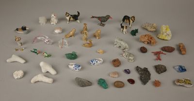 beaucoup de petites figurines qui se trouvent sur la table