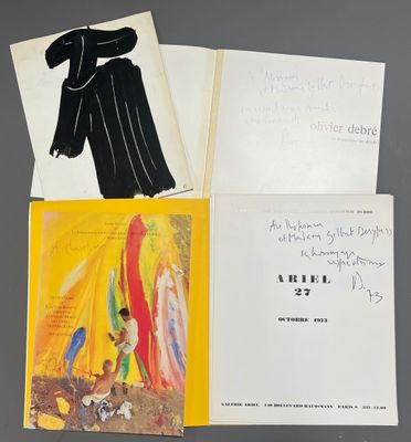 Trois livres sont ouverts sur une table, sur laquelle figure le dessin d'un homme