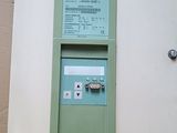 une boîte sur laquelle est posé un appareil électronique vert