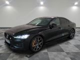 une voiture noire est garée sur le sol en damier d'un garage