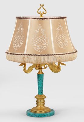une photo d'une lampe de table avec un pied bleu et un abat-jour beige