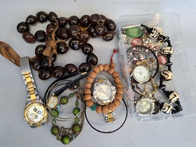 de nombreux types de bracelets et de montres posés sur la table