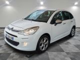 la citrole blanche est garee sur un carrelage en damier