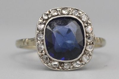 Bague en or ornée d’une pierre bleue dans un entourage de diamants. P  - Photo 1