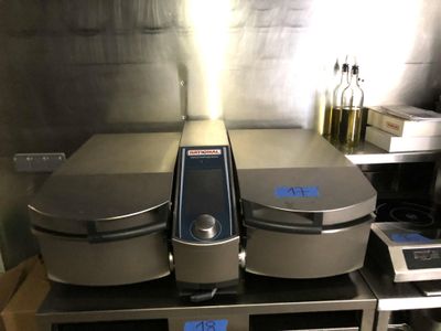 deux machines posées sur une table
