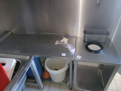 un évier et une poubelle dans une petite cuisine