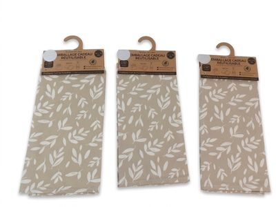 deux sacs contenant des feuilles marron et blanches sur fond blanc