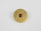 un gros plan d'un bouton sur une surface blanche