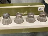 trois salières et poivrières dans une boîte