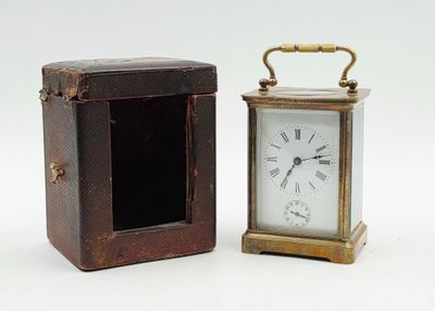 une petite boîte en bois avec une horloge à l'intérieur