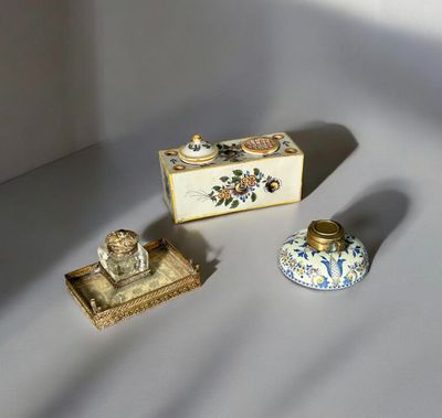 une petite boîte contenant une bougie et une petite boîte sur laquelle est posée une bougie