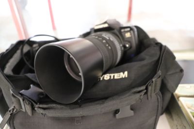 un sac photo sur lequel est posé un appareil photo