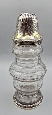 une salière ancienne en argent et en verre, dotée d'un couvercle bombé