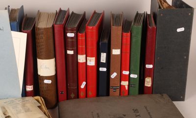 Les livres sont alignés sur une étagère à côté d'une bibliothèque.