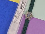 une montre posée sur une surface colorée