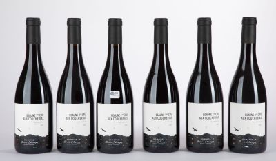 six bouteilles de vin sont alignées dans une rangée