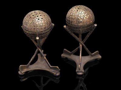 deux objets métalliques posés sur une surface noire