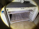 un four surmonté d'une horloge, dans une cuisine