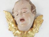 une statue d'ange ailé fixée au mur
