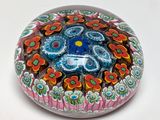 une boule en verre ornée d'un motif floral