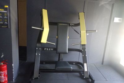 un appareil de musculation qui prend la poussière dans une pièce