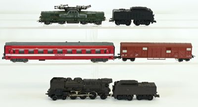 quatre trains différents exposés sur un fond blanc