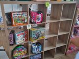 beaucoup de jouets et de livres sur les étagères de la pièce