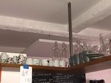 de nombreux verres sur les étagères au-dessus du comptoir