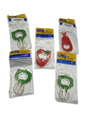 quatre sachets contenant un assortiment de couronnes de Noël emballées dans des sacs en plastique