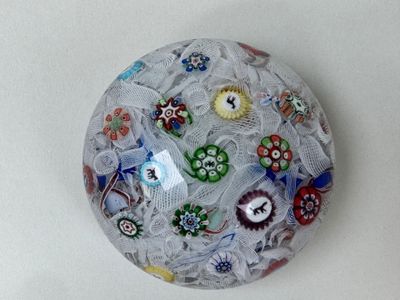 une photo d'un objet décoratif en verre posé sur une surface blanche