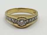 une image d'une bague en diamant sur une surface blanche
