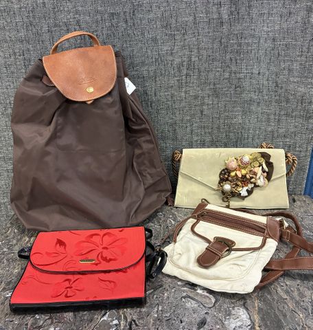 Lot comprenant Sac à dos LONGCHAMPS (tâches), Petite pochette LEO...