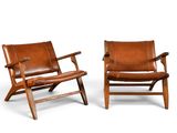 paire de fauteuils de salon en cuir avec accoudoirs et repose-pieds