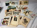 beaucoup de cartes posées sur la table, avec des images dessus